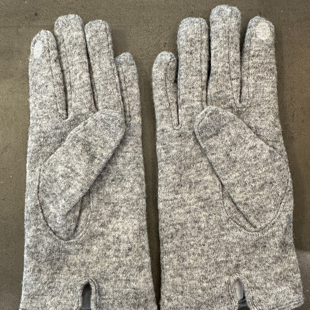 NEW DAY WOMENS GLOVES TOUCH SCREEN COMPATIBLE HEATHER GREY ONE SIZE FITS